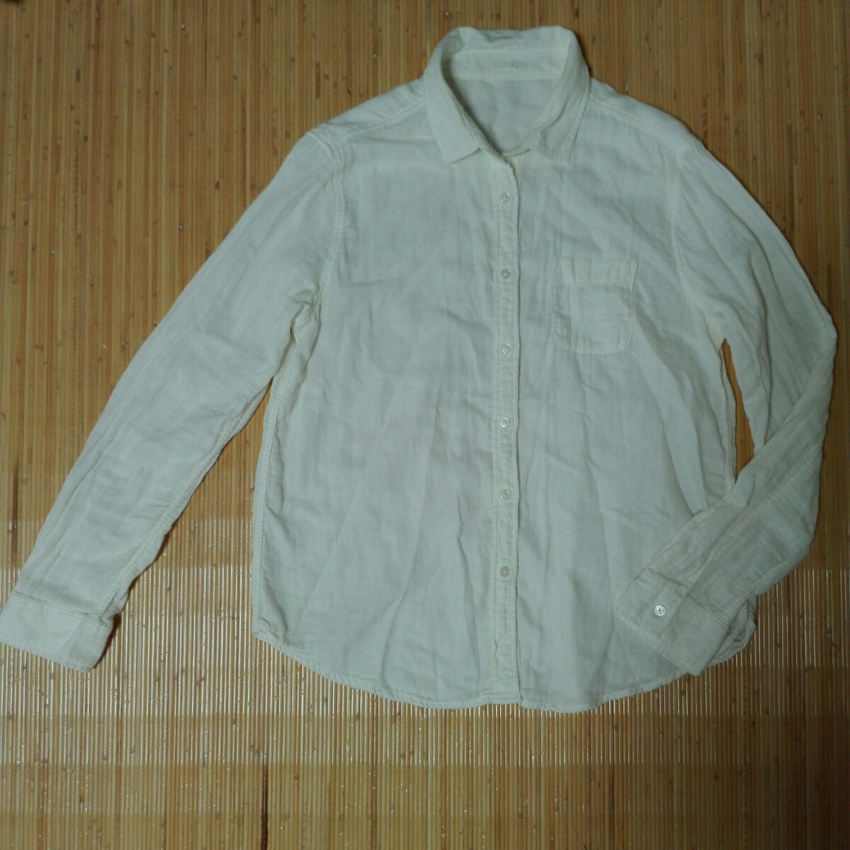 GU ジーユー Lサイズ レディース服 アイボリー色 長袖シャツの画像1
