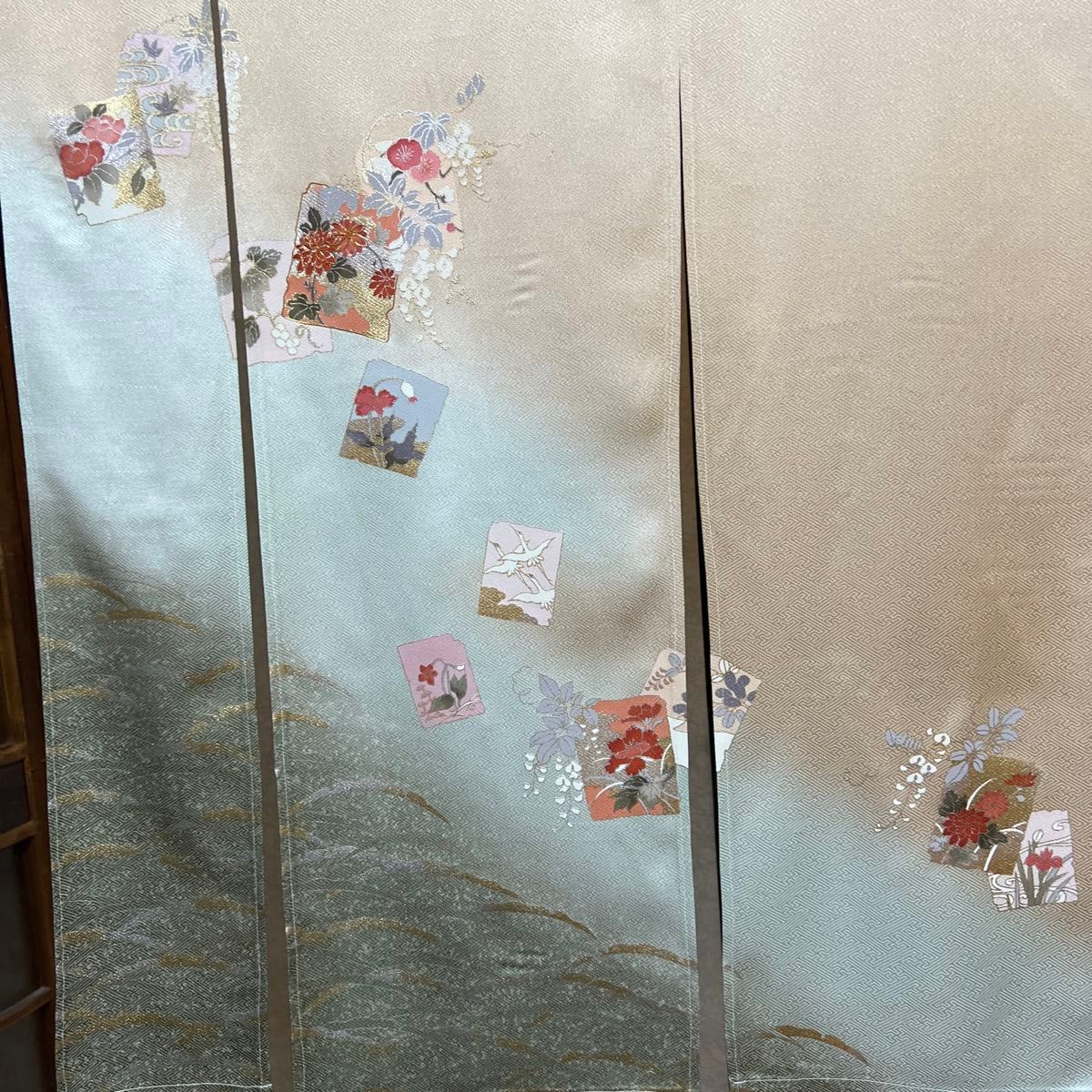 着物 リメイク暖簾ーのれんーお部屋のオシャレ お店 ベージュ色 着物 リメイク暖簾ーのれんーお部屋のオシャレ お店 ベージュ色