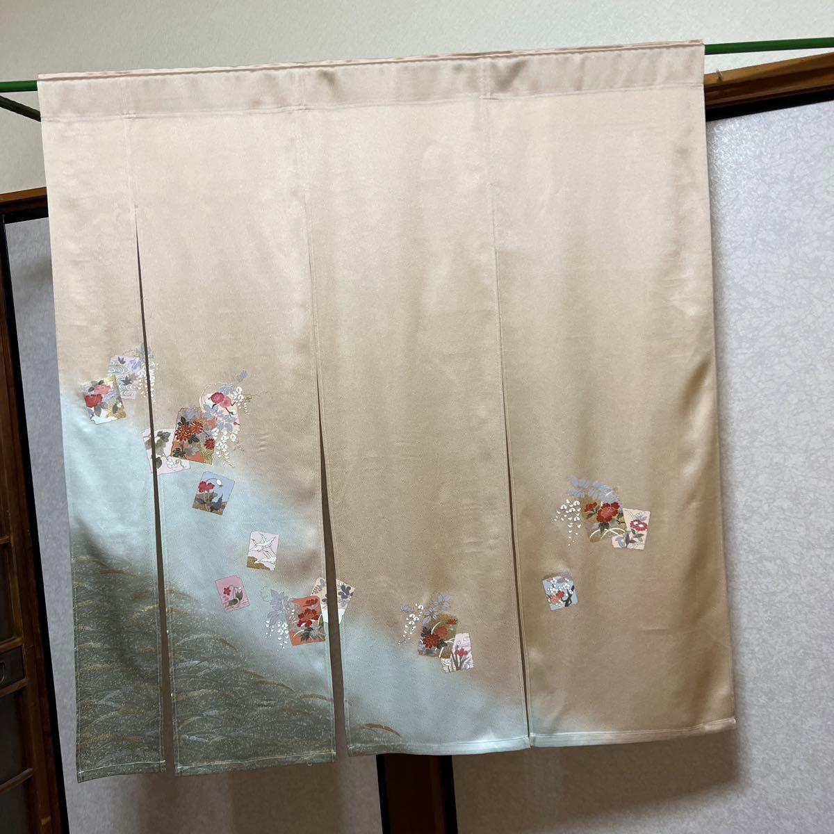 着物 リメイク暖簾ーのれんーお部屋のオシャレ お店 ベージュ色 着物 リメイク暖簾ーのれんーお部屋のオシャレ お店 ベージュ色