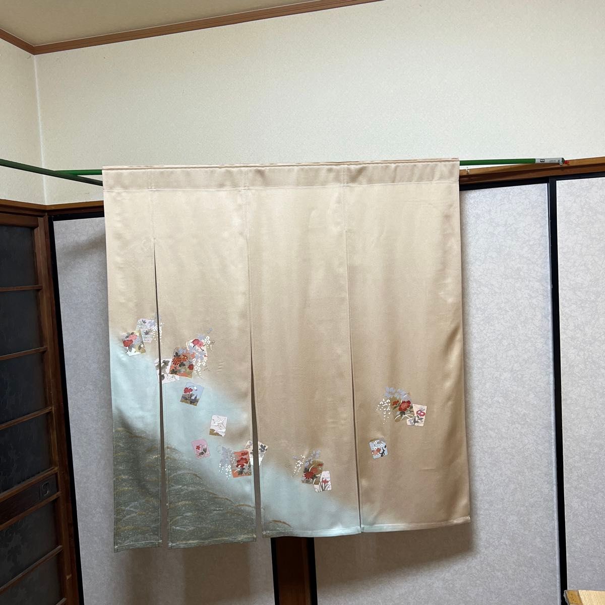 着物 リメイク暖簾ーのれんーお部屋のオシャレ お店 ベージュ色 着物 リメイク暖簾ーのれんーお部屋のオシャレ お店 ベージュ色