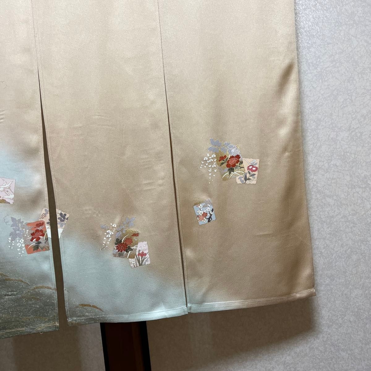 着物 リメイク暖簾ーのれんーお部屋のオシャレ お店 ベージュ色 着物 リメイク暖簾ーのれんーお部屋のオシャレ お店 ベージュ色