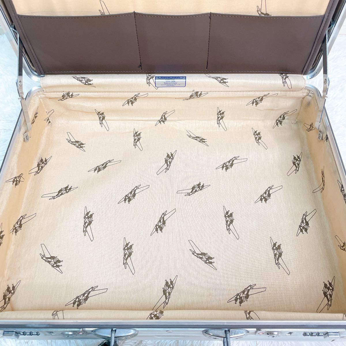 廃盤】RIMOWA リモワ クラシックフライト アタッシュケース TSA 廃盤】RIMOWA リモワ クラシックフライト アタッシュケース TSA
