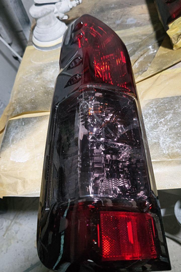 ハイエース200系純正納車外しテールベースキャンディブラックスモークDブラウン ハイエース200系純正納車外しテールベースキャンディブラック