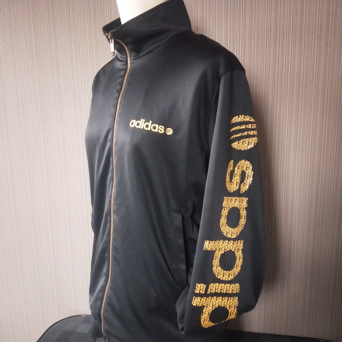 偉大な 問合多数【美品】アディダス トラック adidas M 黒 金 ジャージ コート、ジャケット