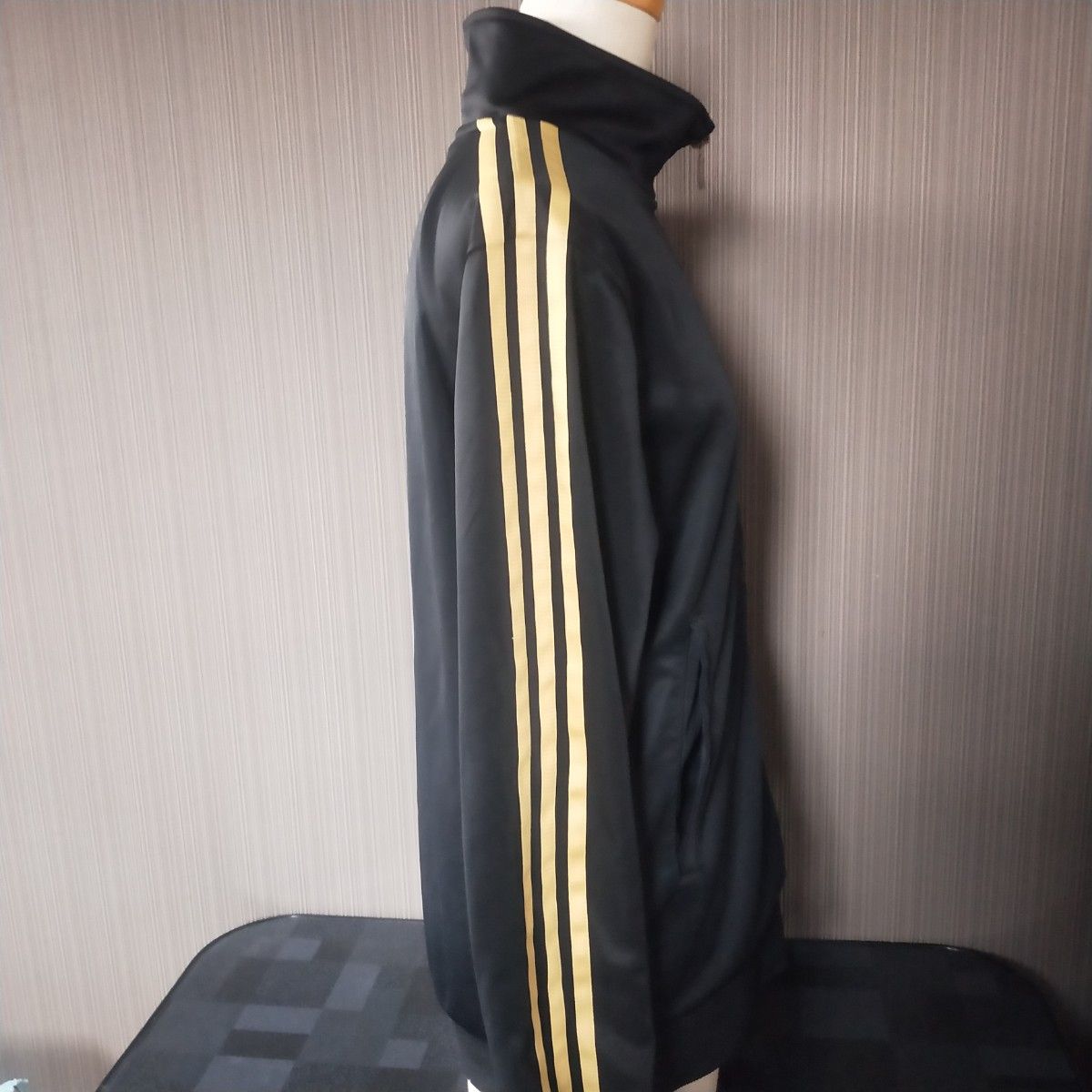 問合多数【美品】アディダス ジャージ 金 黒 M adidas トラック 問合多数【美品】アディダス ジャージ 金 黒 M adidas トラック