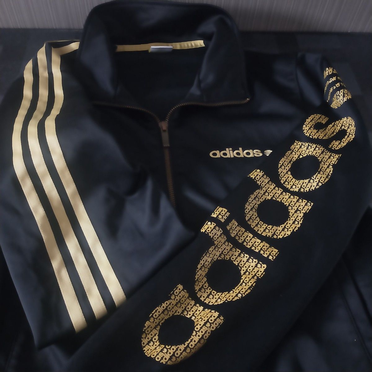 問合多数【美品】アディダス ジャージ 金 黒 M adidas トラック 問合多数【美品】アディダス ジャージ 金 黒 M adidas トラック