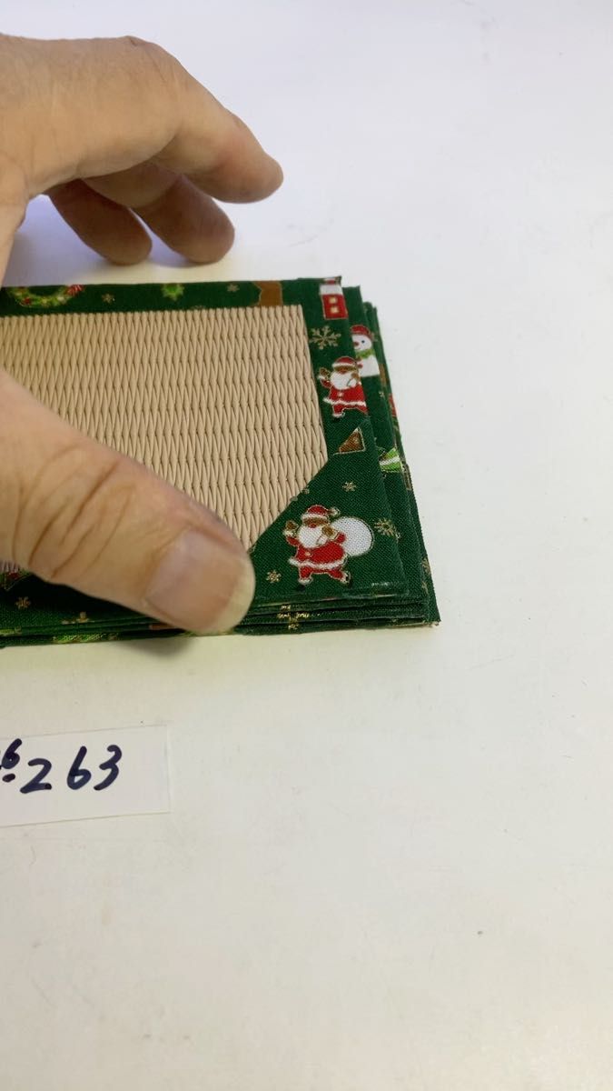 薄い茶メセキ畳にサンタ柄のコースター4枚組 R6-263