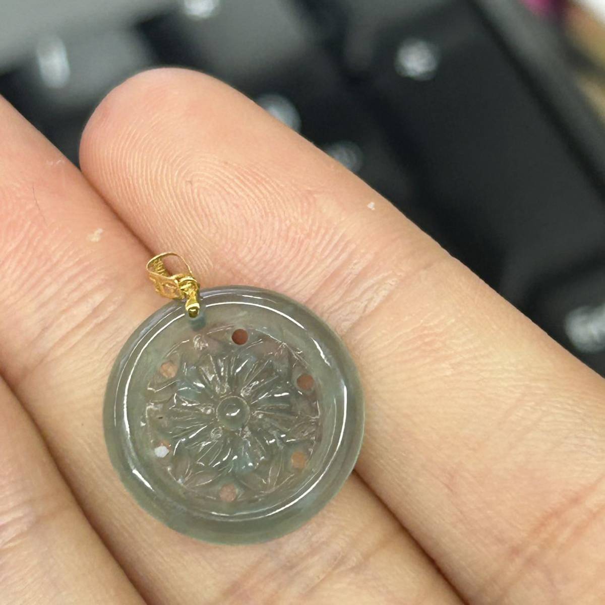 本当に信頼出来る商品 本翡翠ペンダント お買い得 可愛い お花模様 グァテマラ産 k18 ヒスイ