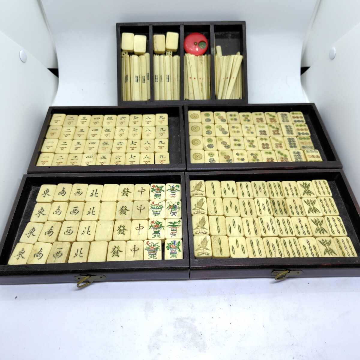 珍品】背竹骨面牌 麻雀牌 唐木箱入 中国製 美術品 古骨麻雀牌 珍品】背竹骨面牌 麻雀牌 唐木箱入 中国製 美術品 古骨麻雀牌