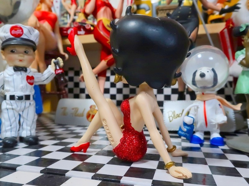 セクシー 脚上げポーズの ベティちゃん ベティーブープ Betty Boop 首