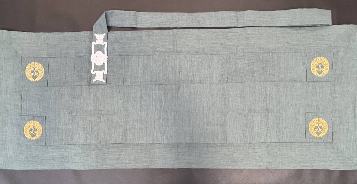 袈裟匠草戸庵 <<近江の麻>> 大五条袈裟刺繍入り 本麻先染め 袈裟匠草戸庵 <<近江の麻>> 大五条袈裟刺繍入り 本麻先染め