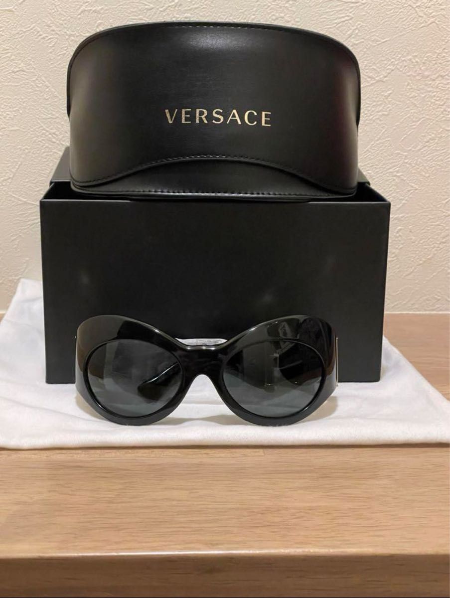 【関税込み】Versace ブラック オーバル シールドサングラス 新品未使用 VERSACE オーバルシールド サングラス|Yahoo!フリマ