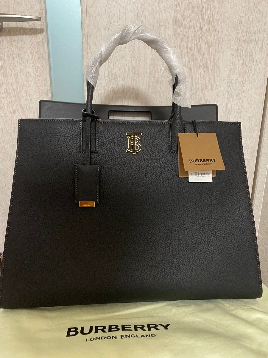 新品未使用)Burberry ミディアム フランシス ハンドバッグ 新品未使用)Burberry ミディアム フランシス ハンドバッグ