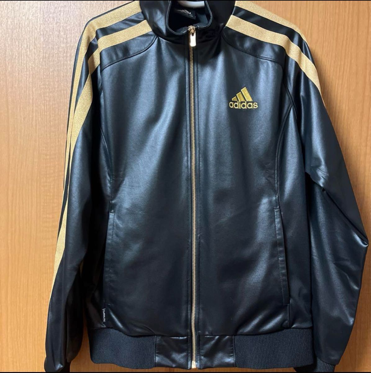 adidas トラックジャケット 太ライン 黒金 光沢 ジャージ 刺繍 adidas トラックジャケット 太ライン 黒金 光沢 ジャージ 刺繍
