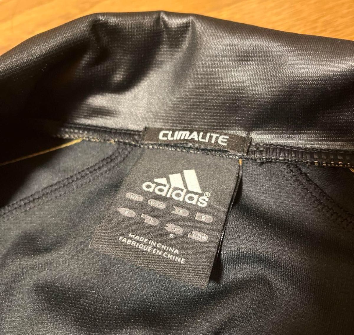 adidas トラックジャケット 太ライン 黒金 光沢 ジャージ 刺繍 adidas トラックジャケット 太ライン 黒金 光沢 ジャージ 刺繍