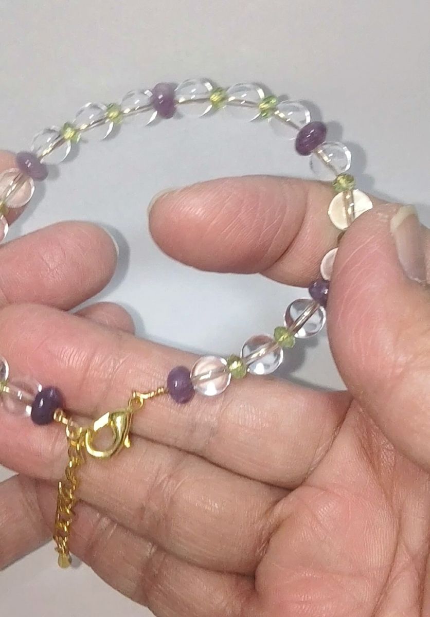 ペリドット・水晶・アメジストのワイヤーブレスレット(真鍮パーツ) アクセサリー