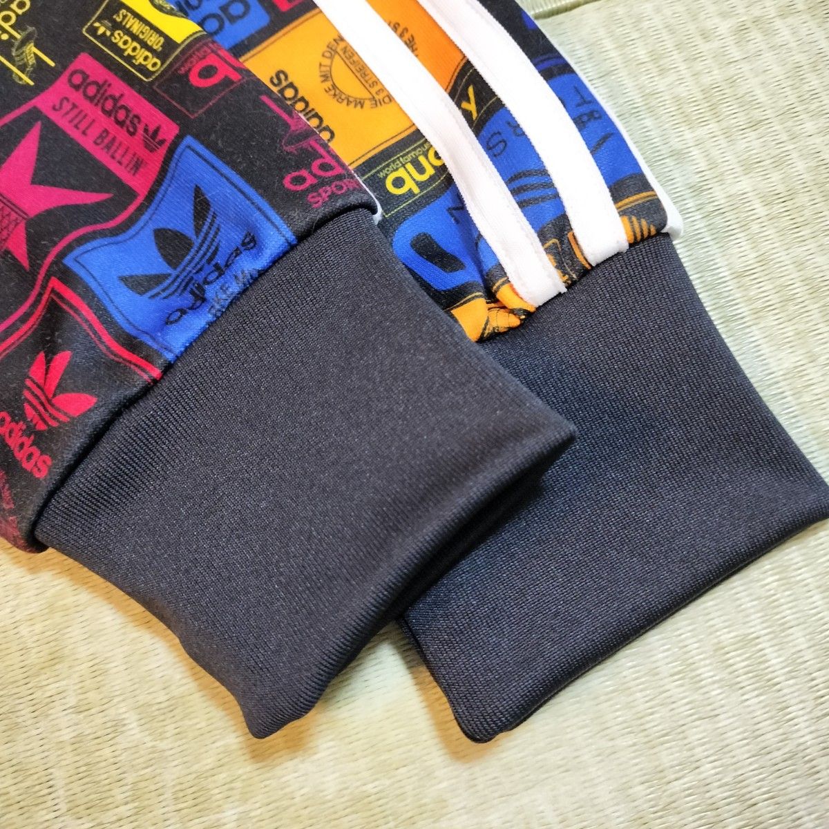 アディダス ネームロゴ総柄 スーパースター トラックジャケット アディダス ネームロゴ総柄 スーパースター トラックジャケット