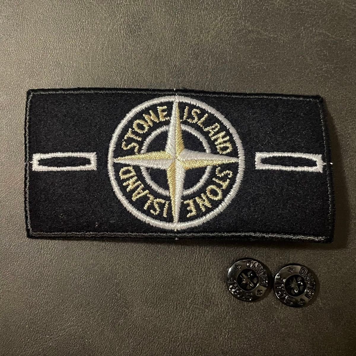 STONE ISLAND ストーンアイランド タグ ワッペンボタン付き 白 STONE ISLAND ストーンアイランド タグ ワッペンボタン付き 白