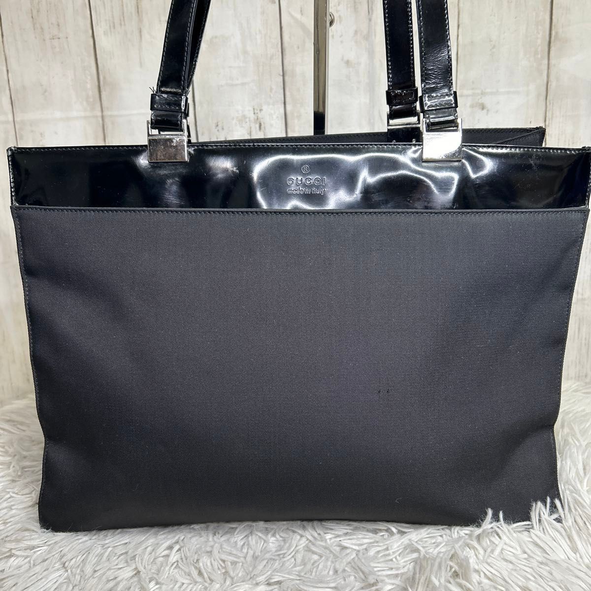 GUCCI ナイロン エナメル トートバッグ 型押しロゴ 黒 ビジネス GUCCI ナイロン エナメル トートバッグ 型押しロゴ 黒 ビジネス