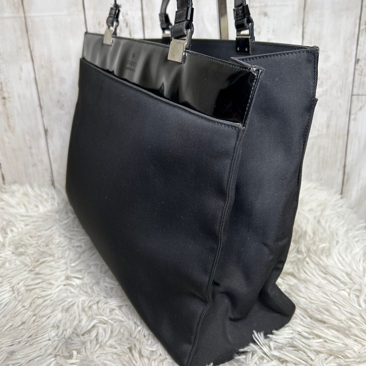 GUCCI ナイロン エナメル トートバッグ 型押しロゴ 黒 ビジネス GUCCI ナイロン エナメル トートバッグ 型押しロゴ 黒 ビジネス
