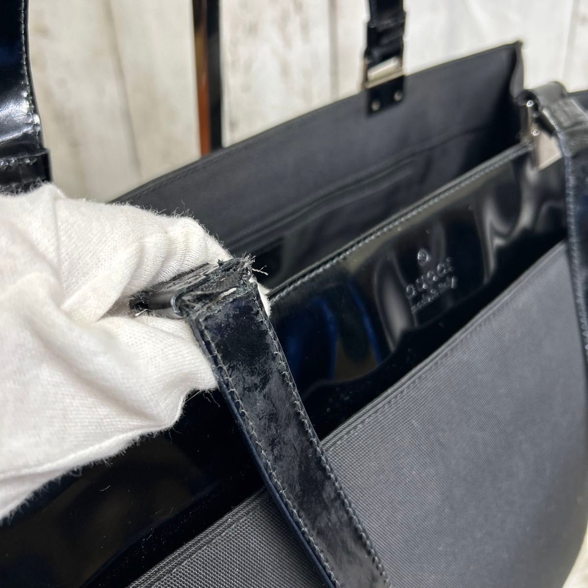 GUCCI ナイロン エナメル トートバッグ 型押しロゴ 黒 ビジネス GUCCI ナイロン エナメル トートバッグ 型押しロゴ 黒 ビジネス