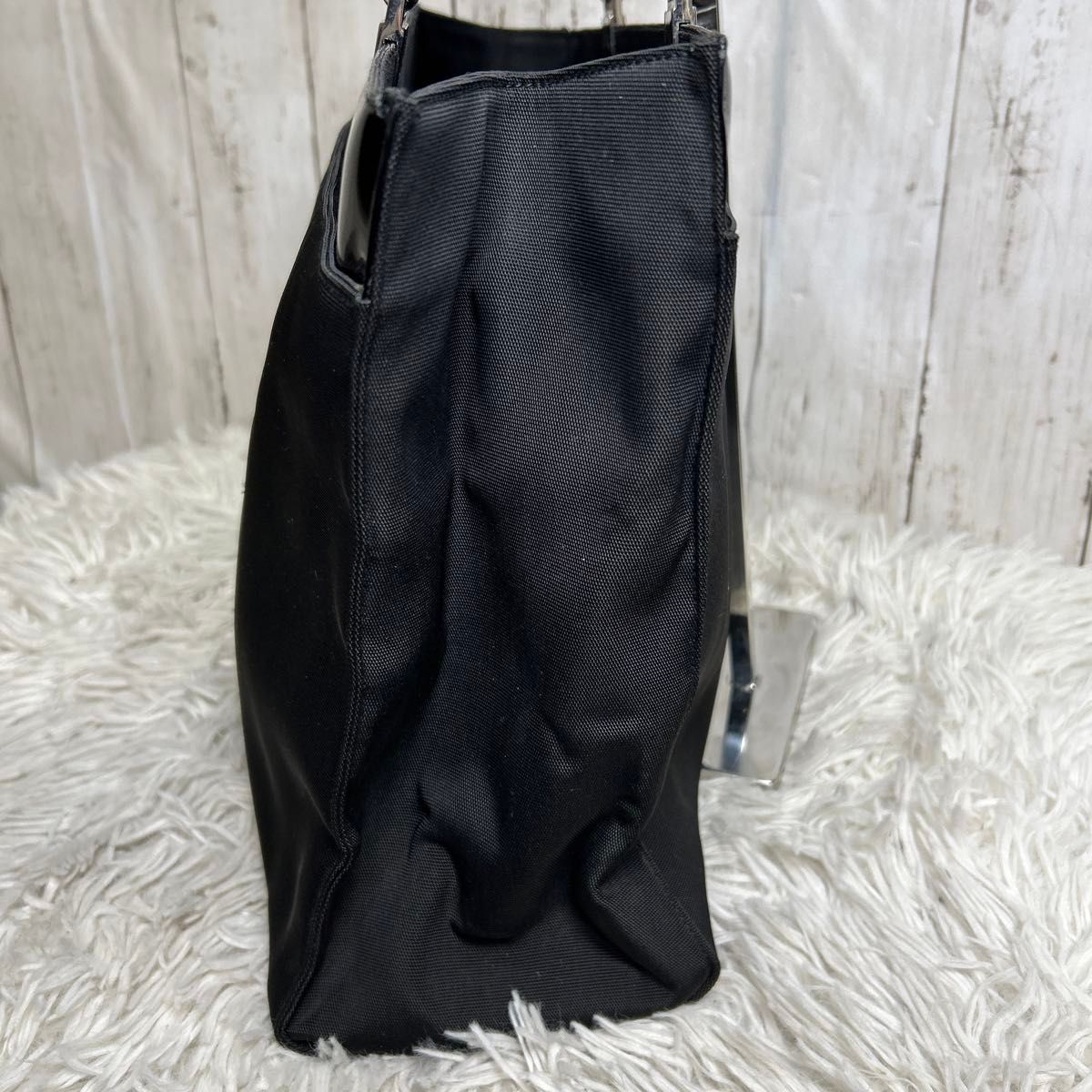 GUCCI ナイロン エナメル トートバッグ 型押しロゴ 黒 ビジネス GUCCI ナイロン エナメル トートバッグ 型押しロゴ 黒 ビジネス
