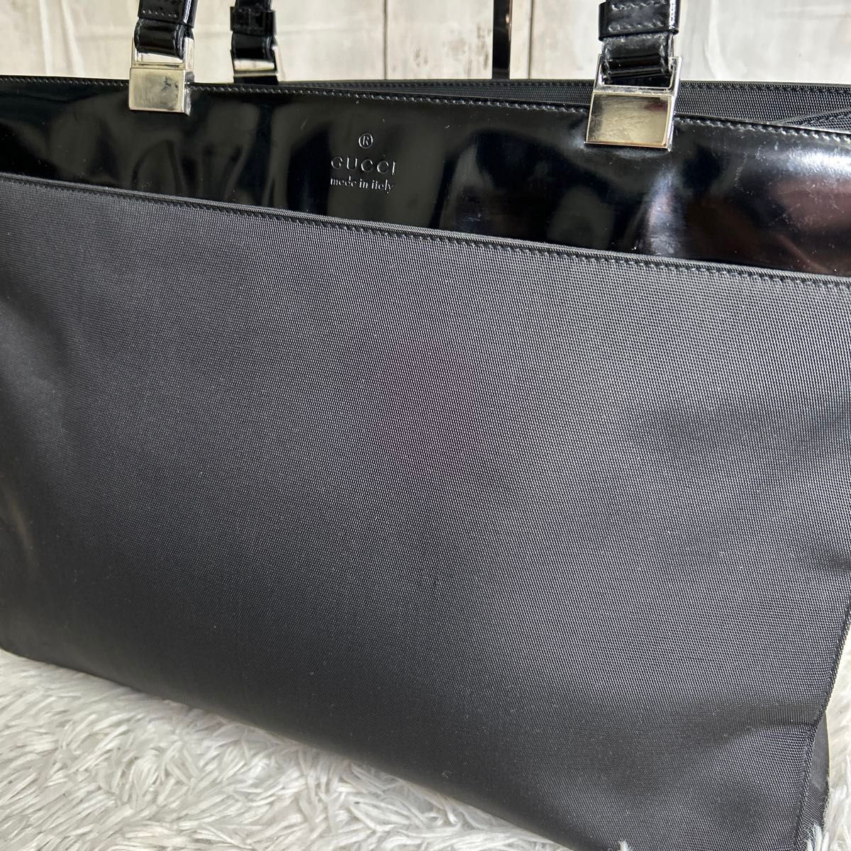 GUCCI ナイロン エナメル トートバッグ 型押しロゴ 黒 ビジネス GUCCI ナイロン エナメル トートバッグ 型押しロゴ 黒 ビジネス