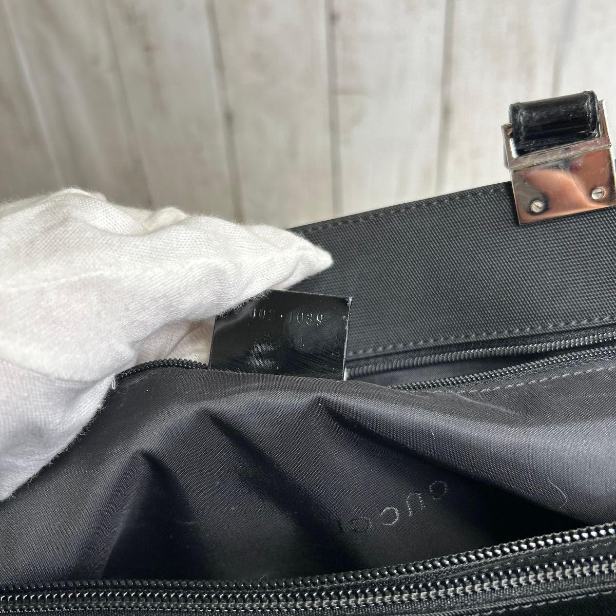 GUCCI ナイロン エナメル トートバッグ 型押しロゴ 黒 ビジネス GUCCI ナイロン エナメル トートバッグ 型押しロゴ 黒 ビジネス