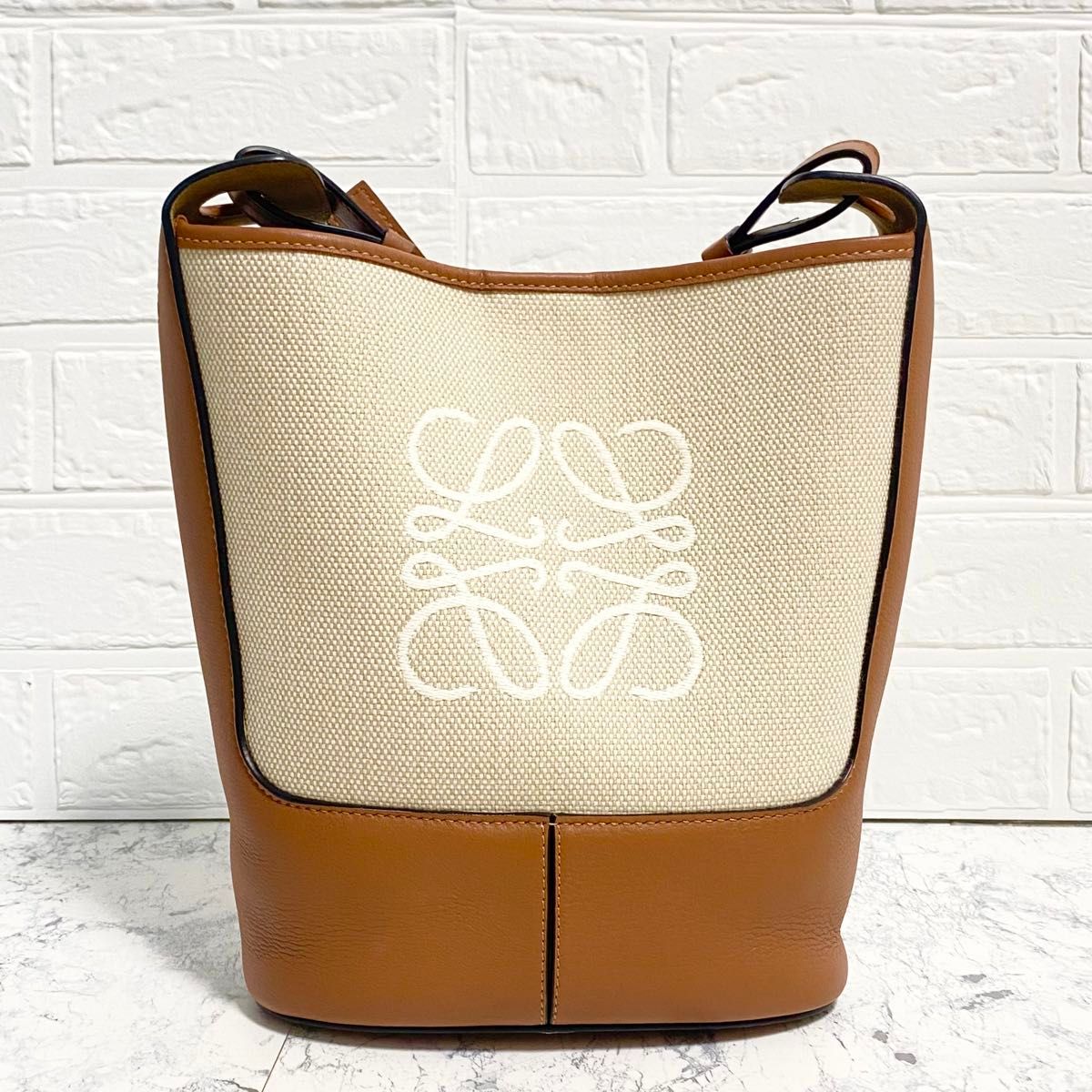 極美品】ロエベ LOEWE ショルダーバッグ アナグラム ホーボー 極美品】ロエベ LOEWE ショルダーバッグ アナグラム ホーボー