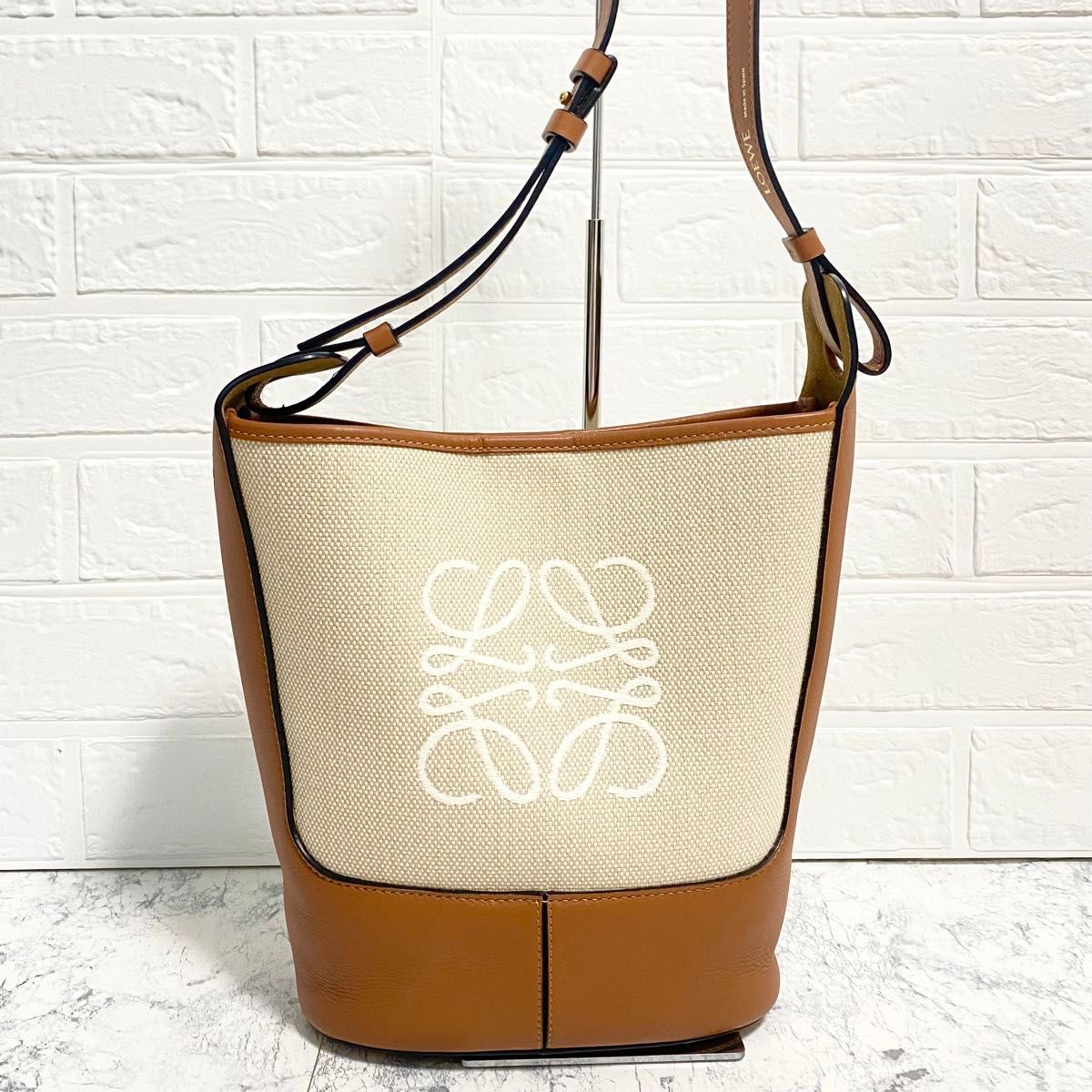 極美品】ロエベ LOEWE ショルダーバッグ アナグラム ホーボー 極美品】ロエベ LOEWE ショルダーバッグ アナグラム ホーボー