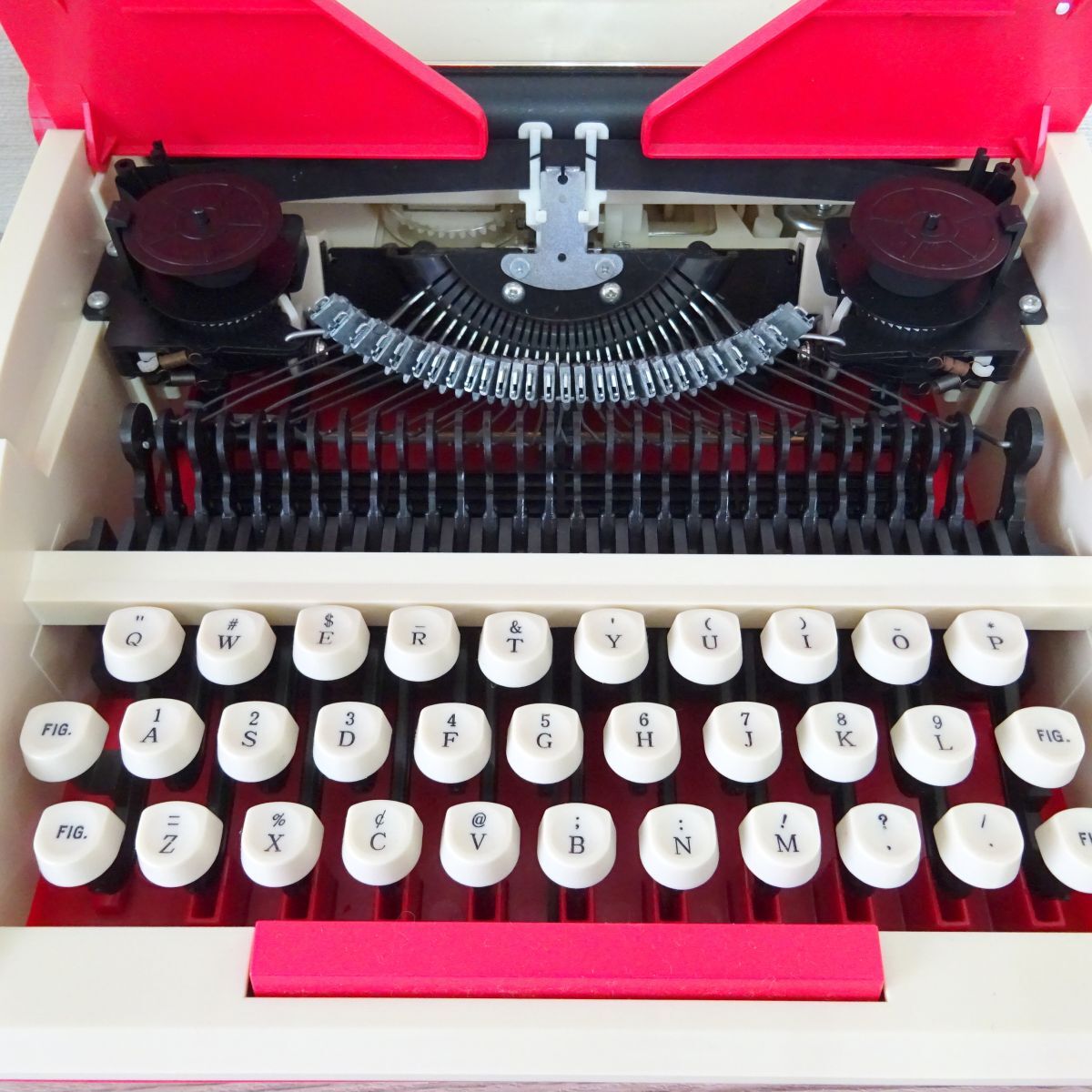 美品 ほぼ未使用 SNOOPY TYPEWRITER スヌーピーのタイプライター 美品 ほぼ未使用 SNOOPY TYPEWRITER スヌーピーのタイプライター