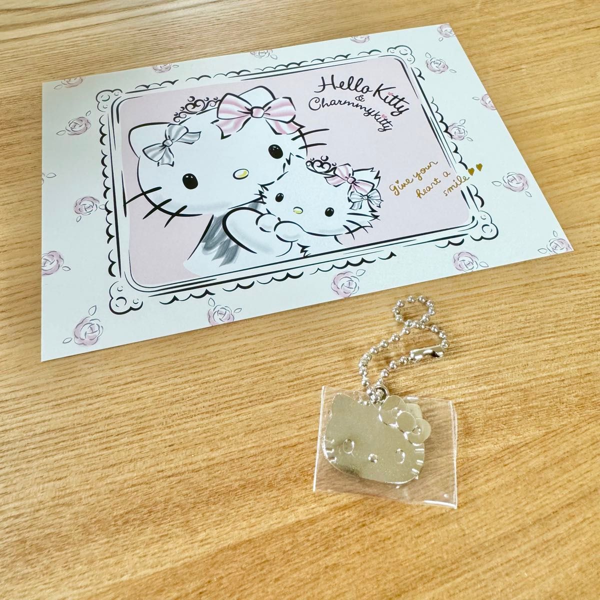 お手軽価格で贈りやすい プレミアムマスコット ハロー キティ 50周年 キティ メタル ストラップ