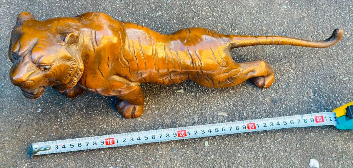 虎 （長さ約 45Cm，高さ約 23Cm，重さ約4500グラム）ブロンズ像