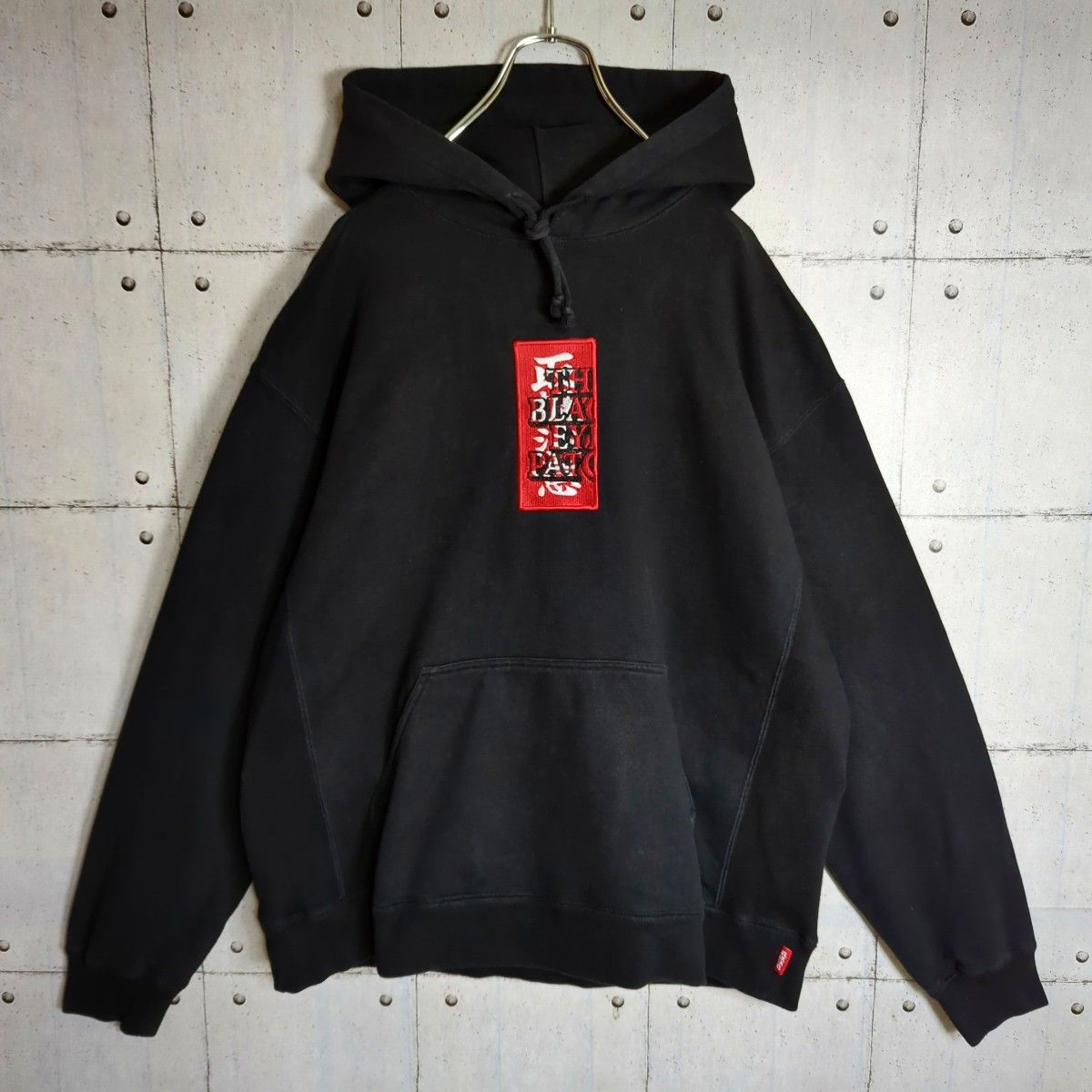 ブラックアイパッチ 刺繍ロゴ 取扱注意 パーカー プルオーバー ブラックアイパッチ 刺繍ロゴ 取扱注意 パーカー プルオーバー