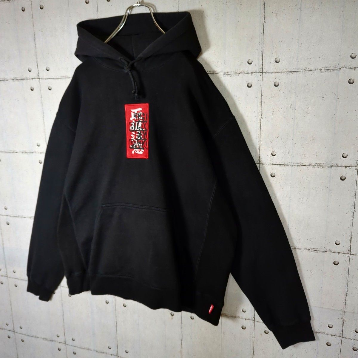 ブラックアイパッチ 刺繍ロゴ 取扱注意 パーカー プルオーバー ブラックアイパッチ 刺繍ロゴ 取扱注意 パーカー プルオーバー