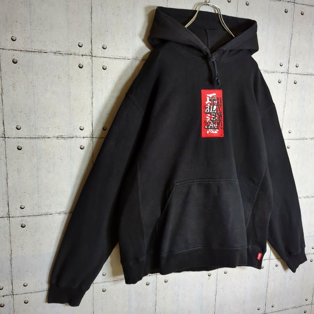ブラックアイパッチ 刺繍ロゴ 取扱注意 パーカー プルオーバー ブラックアイパッチ 刺繍ロゴ 取扱注意 パーカー プルオーバー
