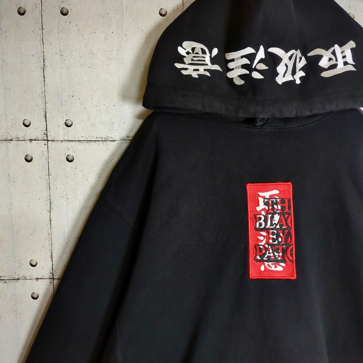 ブラックアイパッチ 刺繍ロゴ 取扱注意 パーカー プルオーバー ブラックアイパッチ 刺繍ロゴ 取扱注意 パーカー プルオーバー