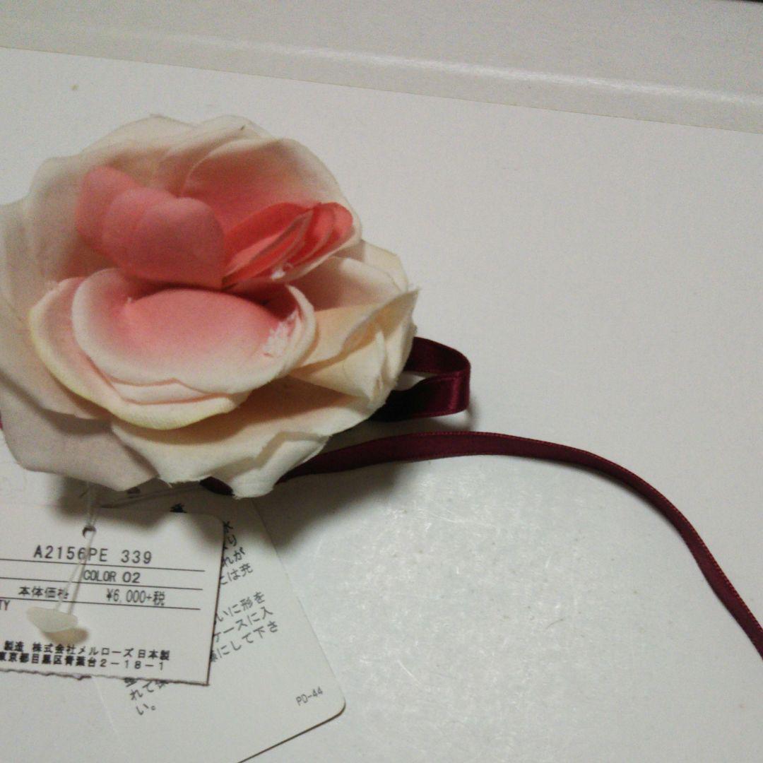  new goods tag attaching Pink House rose corsage 