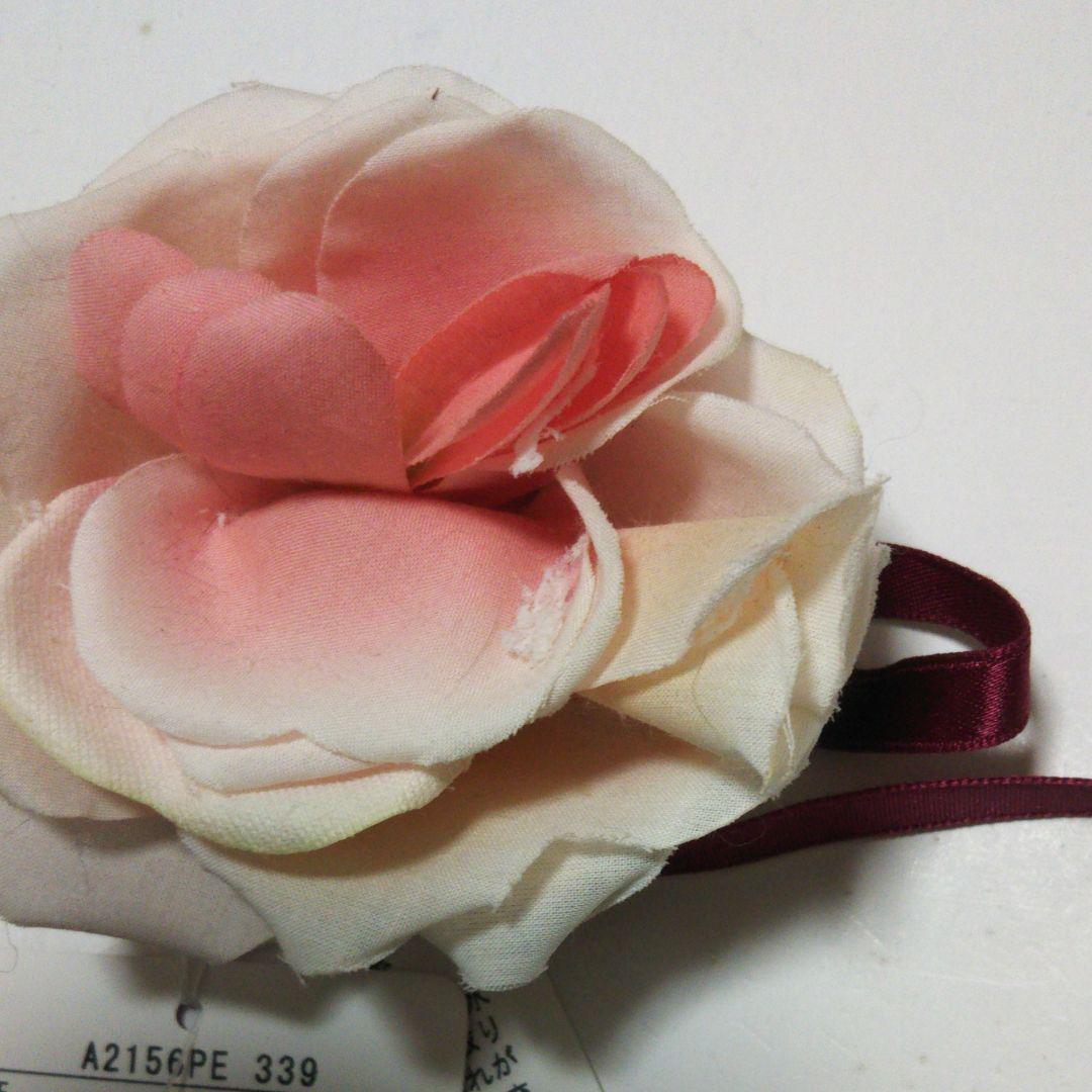  new goods tag attaching Pink House rose corsage 