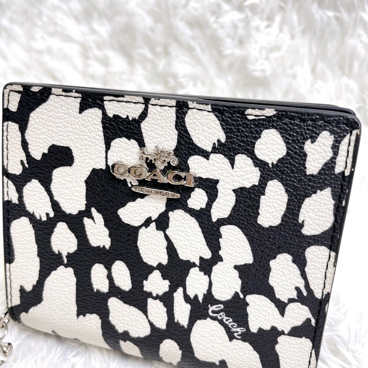 美品 COACH コーチ 折り財布 ブラック ホワイト アニマル柄 二 美品 COACH コーチ 折り財布 ブラック ホワイト アニマル柄 二