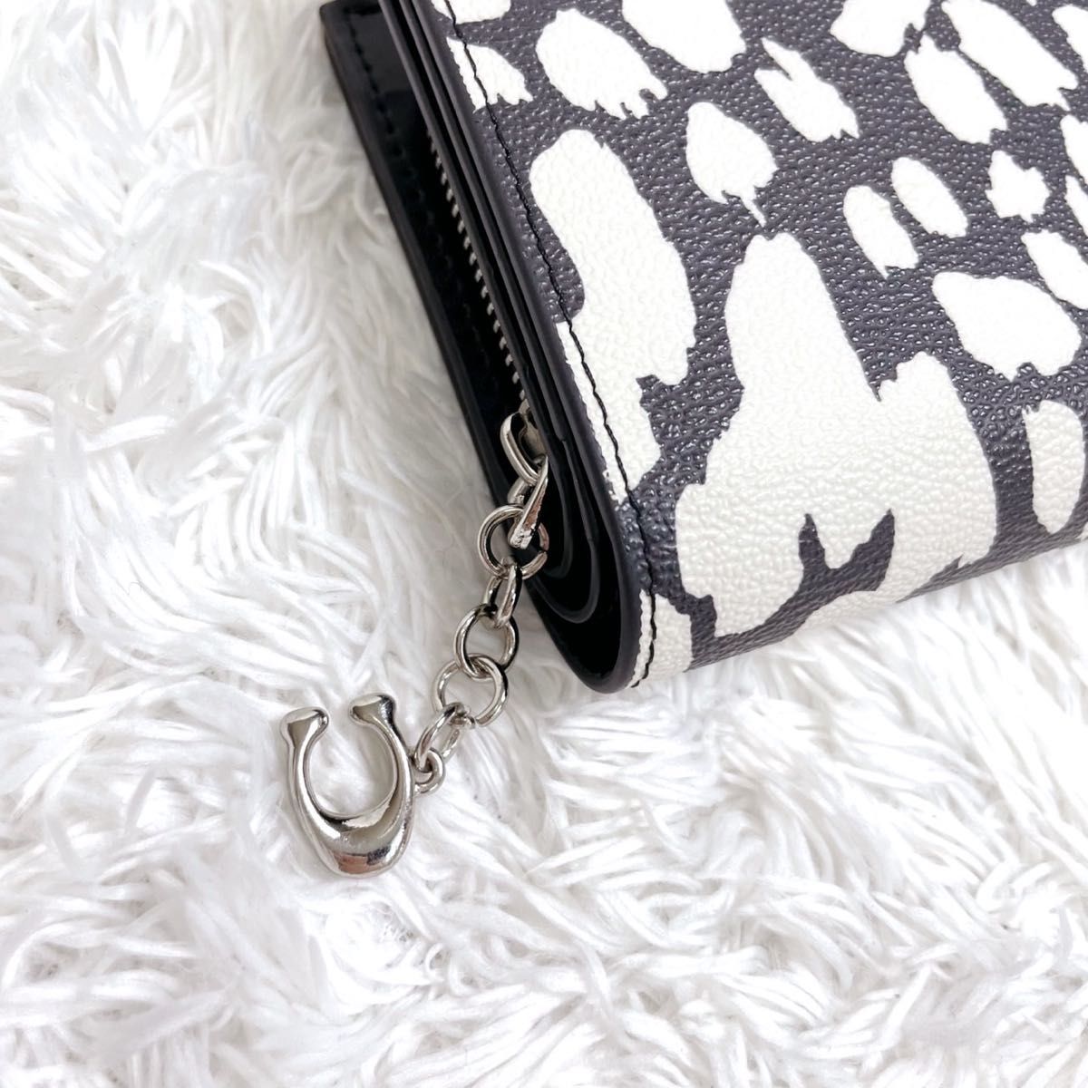 美品 COACH コーチ 折り財布 ブラック ホワイト アニマル柄 二 美品 COACH コーチ 折り財布 ブラック ホワイト アニマル柄 二