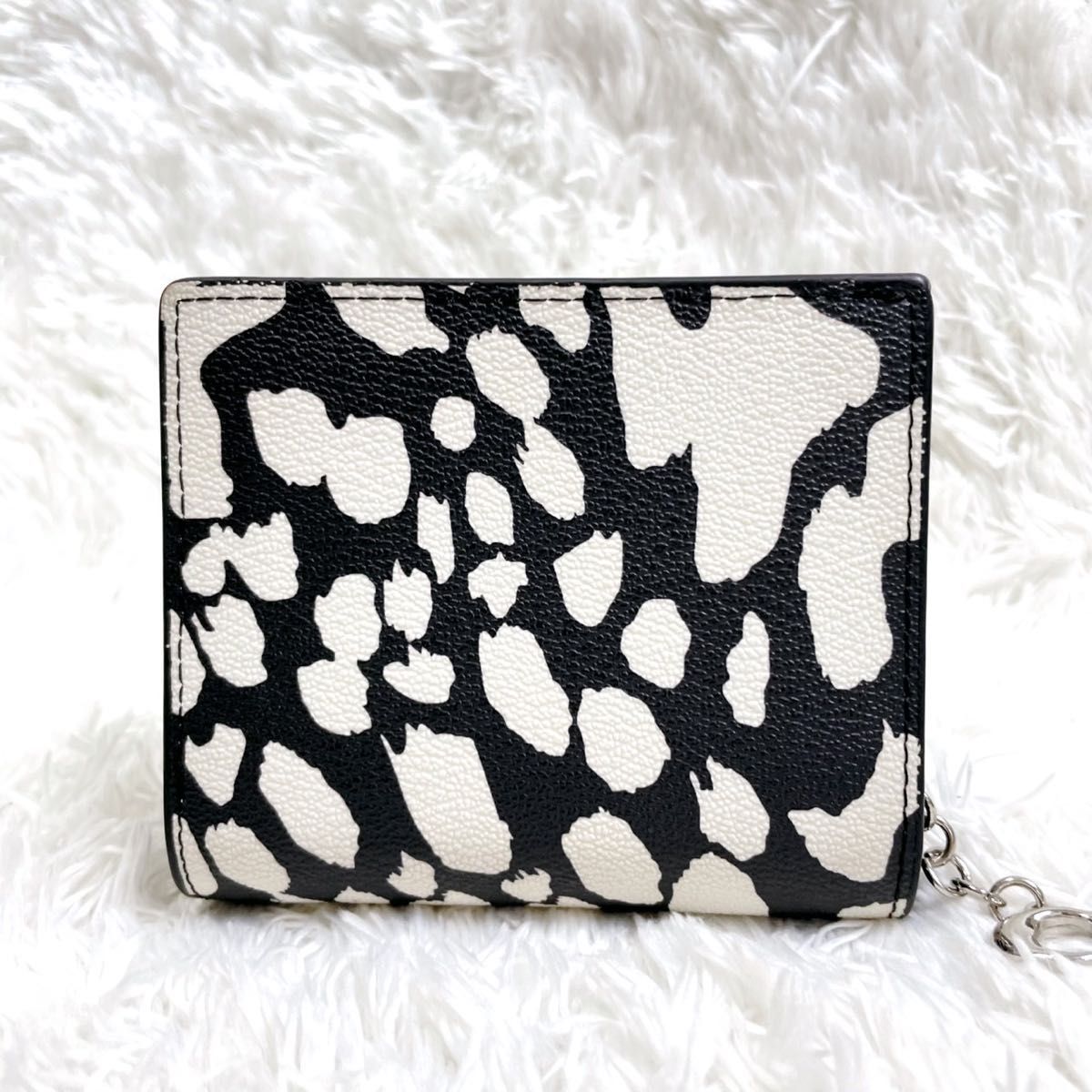 美品 COACH コーチ 折り財布 ブラック ホワイト アニマル柄 二 美品 COACH コーチ 折り財布 ブラック ホワイト アニマル柄 二