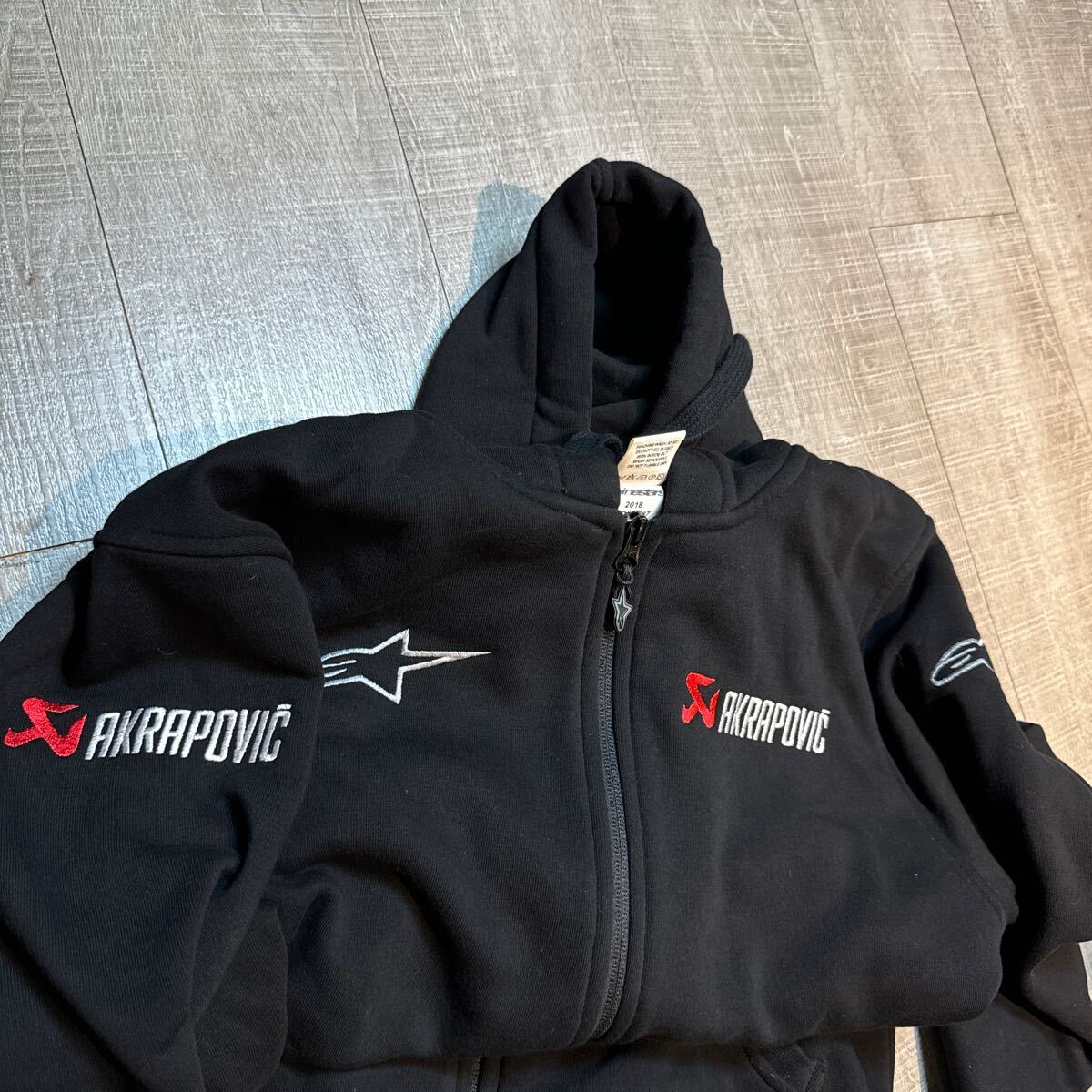 レア物 alpinestars AKRAPOVIC Wネーム パーカー サイズL レア物 alpinestars AKRAPOVIC Wネーム パーカー サイズL