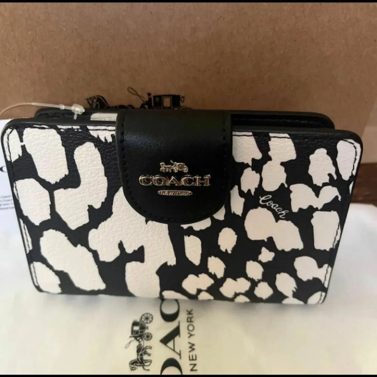☆新品未使用☆COACH折り財布 ブラック ホワイト 白黒 アニマル柄 COACH コーチ二つ折り財布アニマル柄|Yahoo!フリマ(旧PayPay