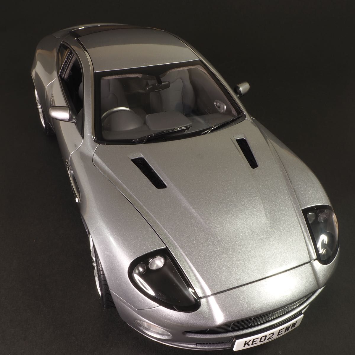 ビッグサイズ】007 ボンドカー 1/12 ASTON MARTIN V12 VANQUISH ビッグサイズ】007 ボンドカー 1/12 ASTON MARTIN V12 VANQUISH