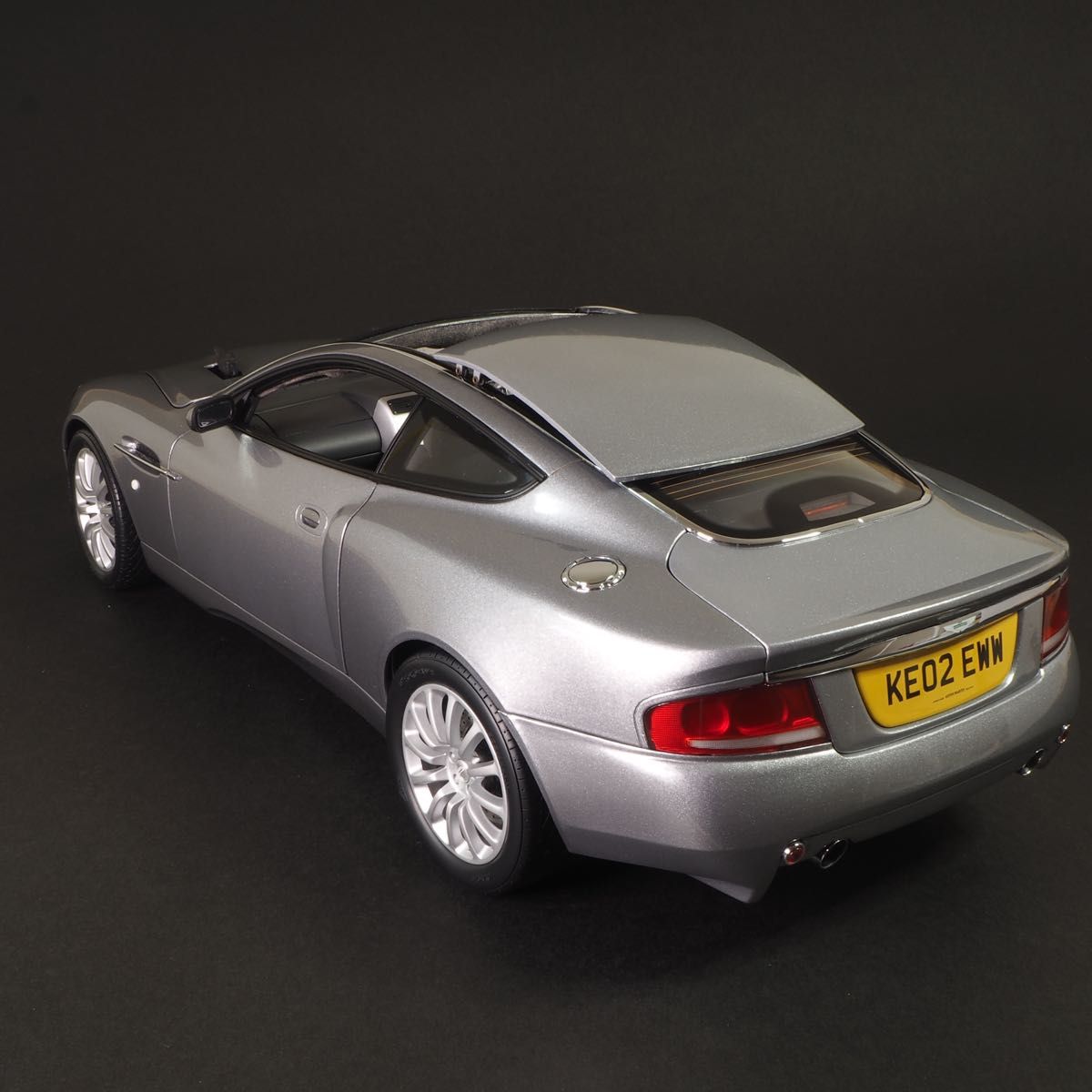 ビッグサイズ】007 ボンドカー 1/12 ASTON MARTIN V12 VANQUISH ビッグサイズ】007 ボンドカー 1/12 ASTON MARTIN V12 VANQUISH