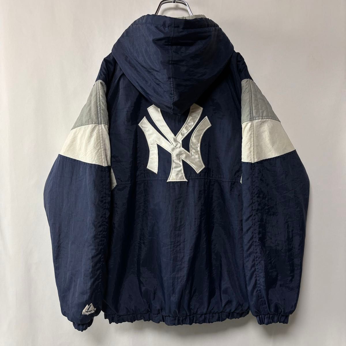 マジェスティック ヤンキース ナイロンプルオーバー Lサイズ マジェスティック ヤンキース ナイロンプルオーバー Lサイズ