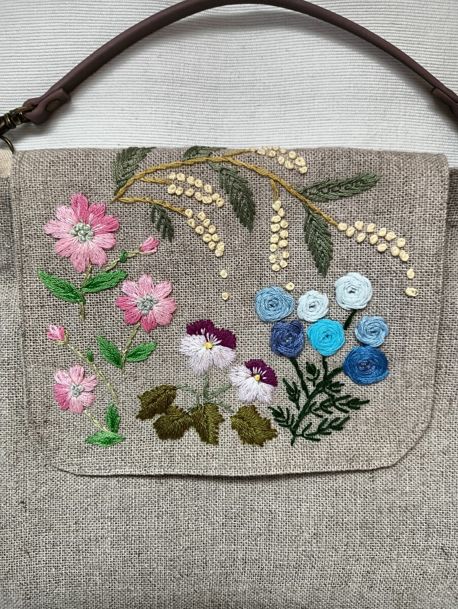 ハンドメイド＊手刺繍＊ショルダーバッグか手提げバック＊リネン＊蓋付き＊内ポケット付き★両面刺繍