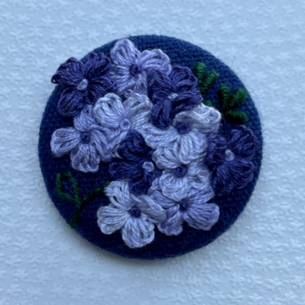 刺繍ブローチ121 紫色系濃淡花いっぱい 刺繍くるみボタン 刺繍ブローチ121 紫色系濃淡花いっぱい 刺繍くるみボタン