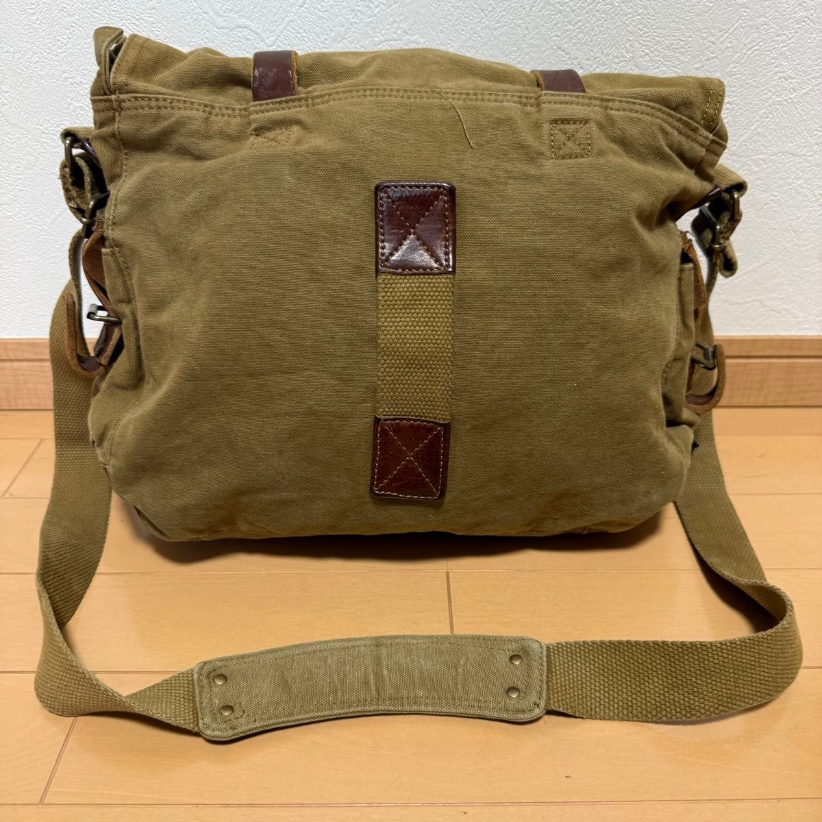 ベルスタッフ ショルダーバッグ レザー コットン エイジング ベルスタッフ ショルダーバッグ レザー コットン エイジング